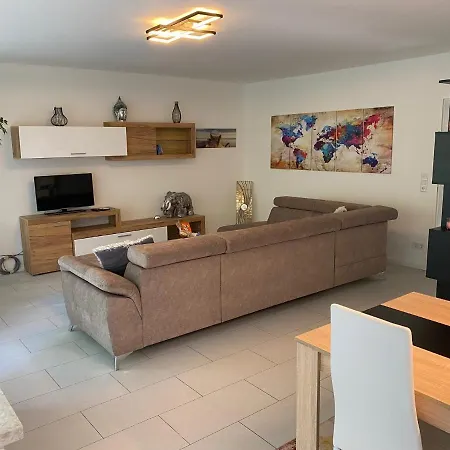 Frohsinn アパート *